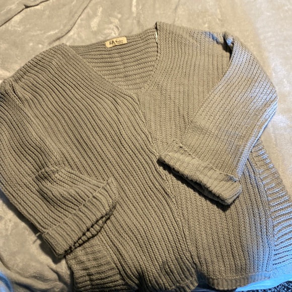 Grey knit, v-neck, loose fit, cuffed arm sweater (size M/L fits large or XL) - Picture 1 of 2